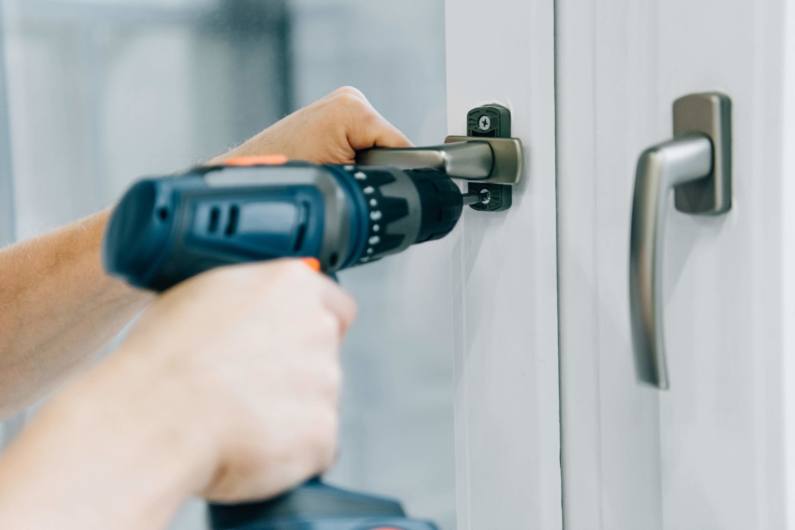 installation de porte fenêtre visser avec une perçeuse