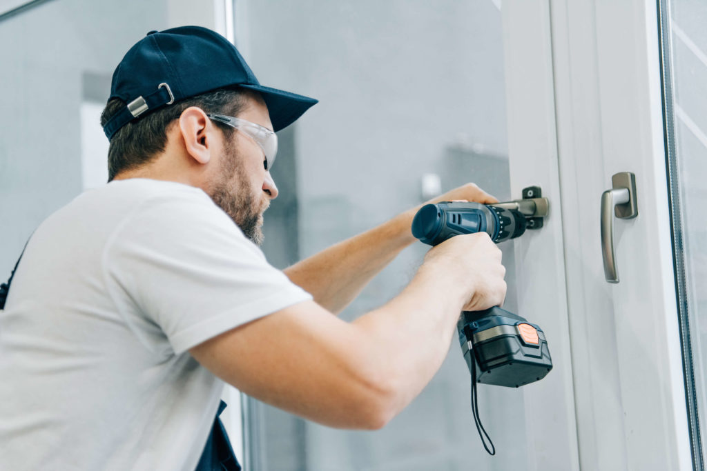 installation porte-fenêtre avec une perçeuse